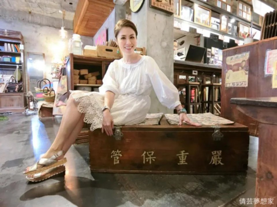 【倩芸夢想家】倩芸帶你拜訪魏導的超美電影咖啡館「特有種商行」 坐在電影場景裡吃超好吃的黯然消魂叉燒飯