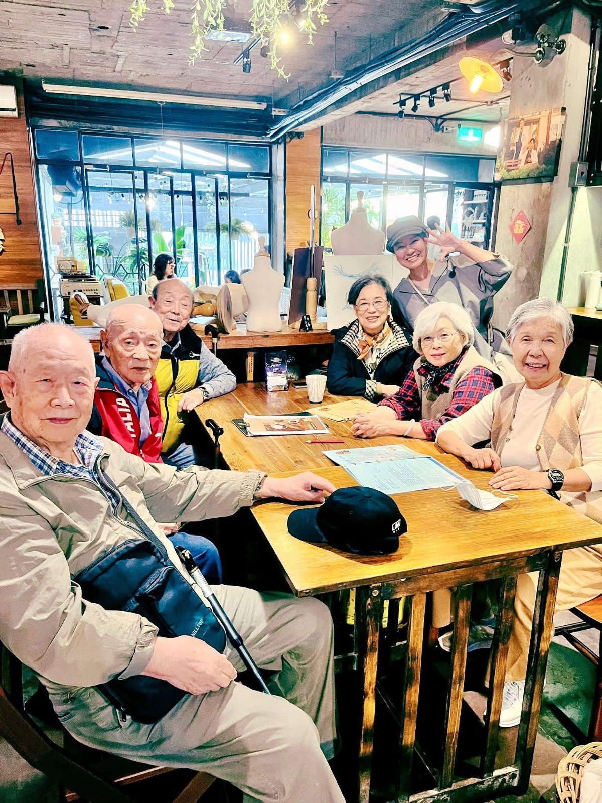 去年底來過店裡,那群平均年齡超過80歲的超可愛爺奶們,再次回來了。